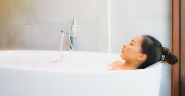 風呂に浸かる女性